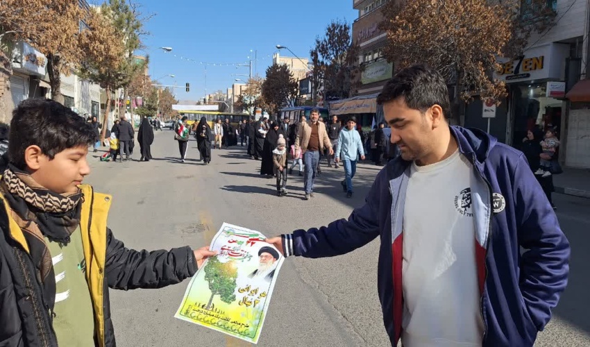 توزیع نهال در مراسم راهپیمایی ۲۲ بهمن 